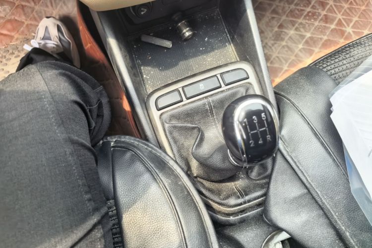 Used CHANGAN Eado 2016 1.6L Manual Fashion Edition Gear Lever