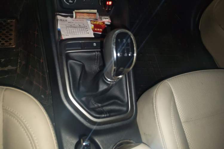 Used CHANGAN Eado 2016 1.6L Manual Fashion Edition Gear Lever