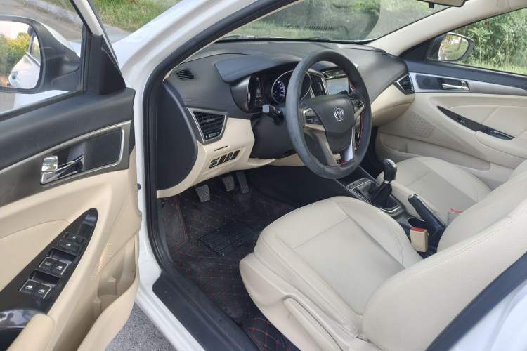 Used CHANGAN Eado 2016 1.6L Manual Fashion Edition Interior 2