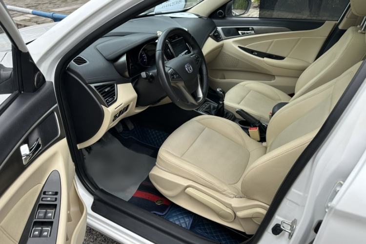 Used CHANGAN Eado 2016 1.6L Manual Fashion Edition Interior 2