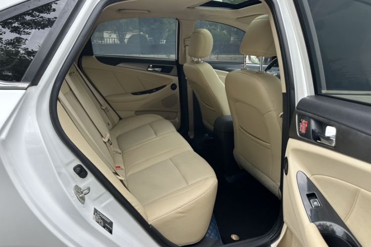 Used CHANGAN Eado 2016 1.6L Manual Fashion Edition Interior 5