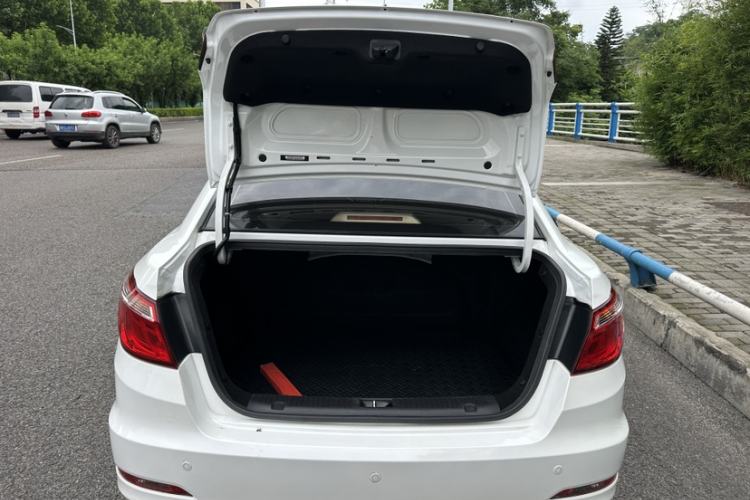 Used CHANGAN Eado 2016 1.6L Manual Fashion Edition Interior 6
