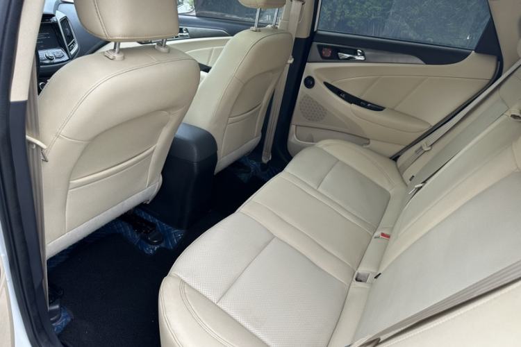 Used CHANGAN Eado 2016 1.6L Manual Fashion Edition Interior 7