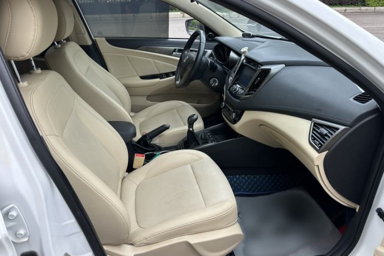 Used CHANGAN Eado 2016 1.6L Manual Fashion Edition Interior 9