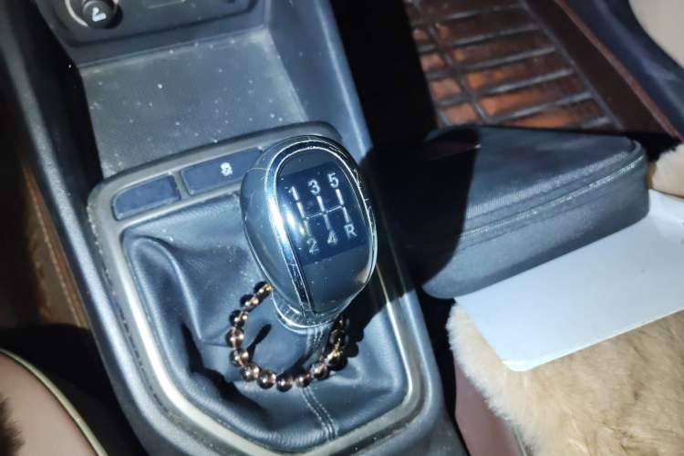 Used CHANGAN Eado 2016 1.6L Manual Fashion Edition Gear Lever