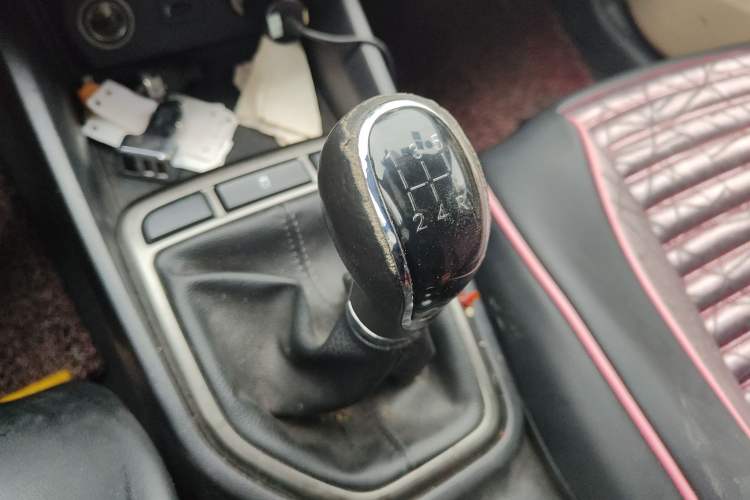 Used CHANGAN Eado 2016 1.6L Manual Fashion Edition Gear Lever