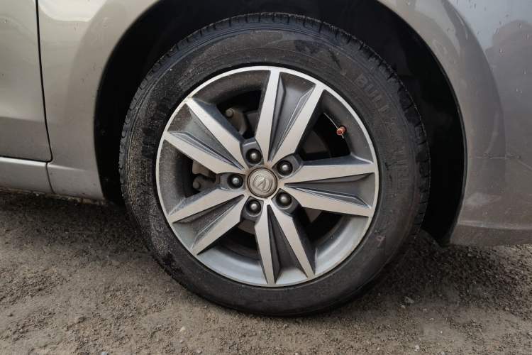 Used CHANGAN Eado 2016 1.6L GDI Automatic JingShang Model Right Front Wheel Hub