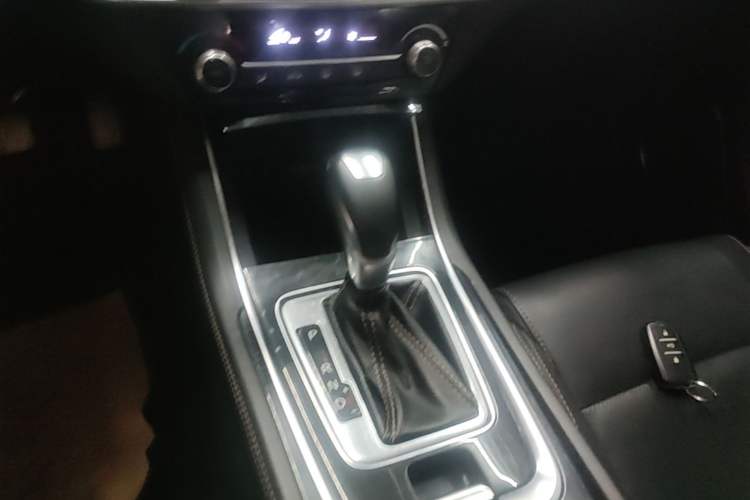 Used CHANGAN Eado 2018 1.6L GDI Automatic Fashion Edition Gear Lever
