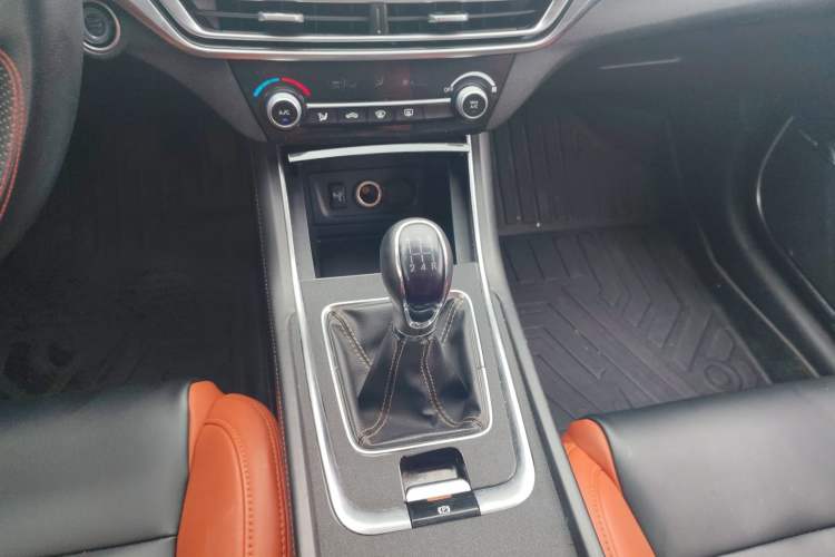 Used CHANGAN Eado 2018 1.6L GDI Manual Fashion Edition Gear Lever
