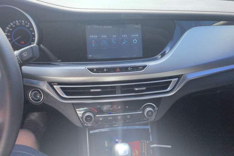 Used CHANGAN Eado 2018 1.6L GDI Automatic Fashion Edition Audio And AC Panel