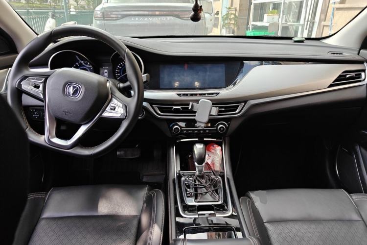 Used CHANGAN Eado 2018 High-Energy Edition 1.6L GDI Automatic Pioneer Model China V Standard Center Console