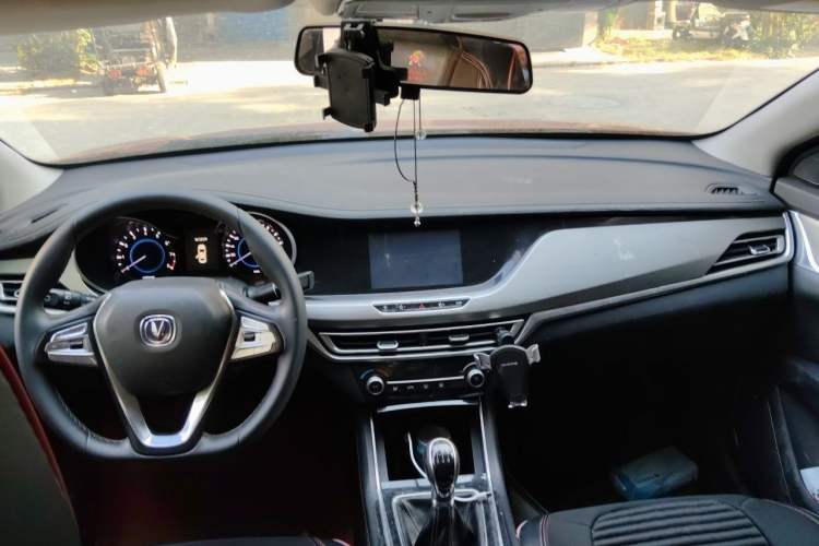 Used CHANGAN Eado 2018 1.6L GDI Manual Fashion Edition Center Console