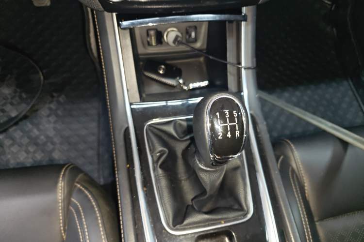 Used CHANGAN Eado 2018 1.6L GDI Manual Fashion Edition Gear Lever
