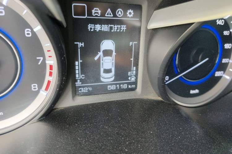 Used CHANGAN Eado 2018 High-Energy Edition 1.6L GDI Manual Pioneer Model China V Standard Odometer Close Up
