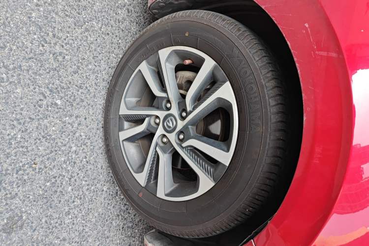 Used CHANGAN Eado 2018 1.6L GDI Automatic Fashion Edition Right Front Wheel Hub