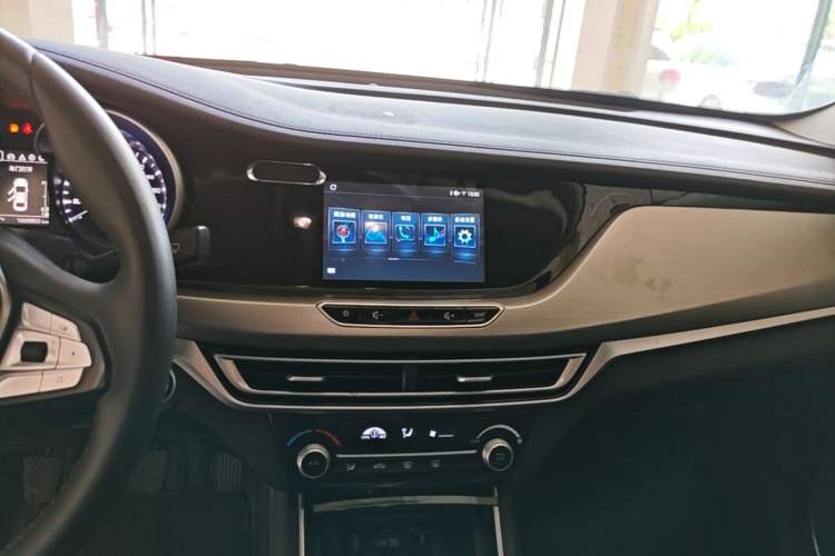 Used CHANGAN Eado 2018 1.6L GDI Manual Fashion Edition Audio And AC Panel