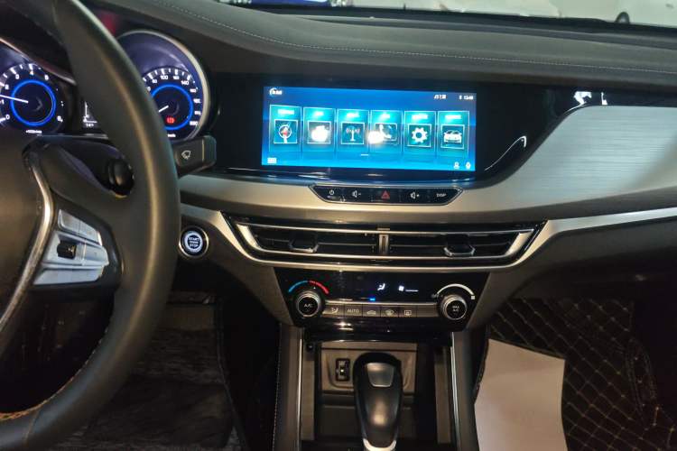 Used CHANGAN Eado 2018 High-Energy Edition 1.6L GDI Automatic Pioneer Model China V Standard Audio And AC Panel