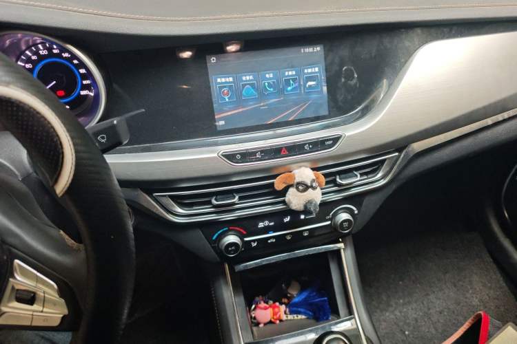 Used CHANGAN Eado 2018 1.6L GDI Manual Fashion Edition Audio And AC Panel