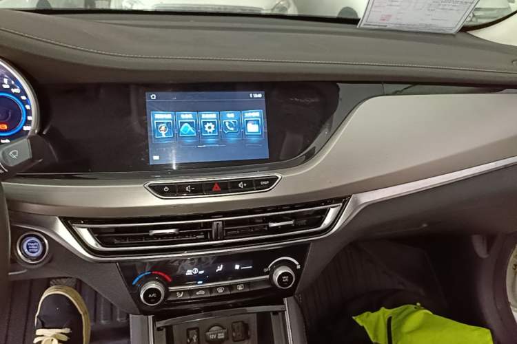 Used CHANGAN Eado 2018 1.6L GDI Manual Fashion Edition Audio And AC Panel