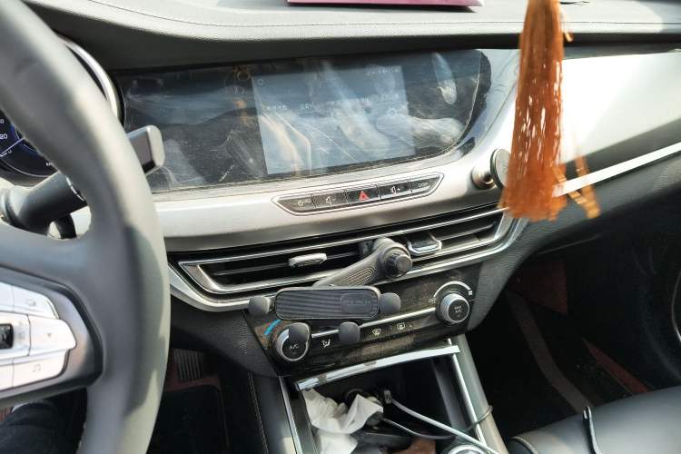 Used CHANGAN Eado 2018 1.6L GDI Manual Fashion Edition Audio And AC Panel