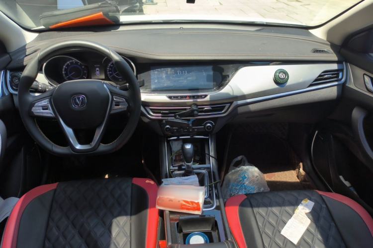 Used CHANGAN Eado 2018 High-Energy Edition 1.6L GDI Automatic Pioneer Model China V Standard Center Console