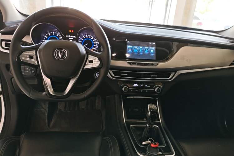 Used CHANGAN Eado 2018 1.6L GDI Manual Fashion Edition Center Console