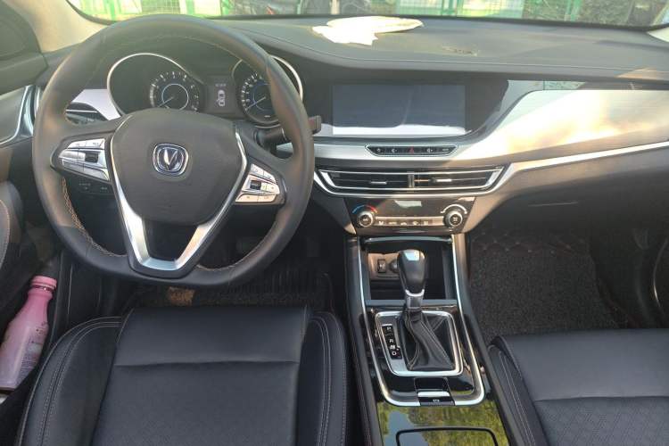 Used CHANGAN Eado 2018 High-Energy Edition 1.6L GDI Automatic Pioneer Model China V Standard Center Console