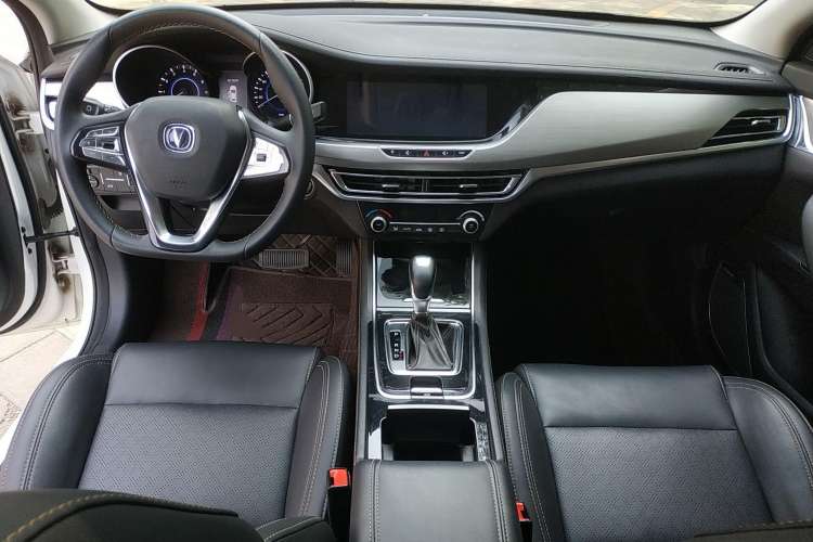 Used CHANGAN Eado 2018 High-Energy Edition 1.6L GDI Automatic Pioneer Model China V Standard Center Console