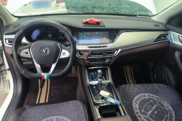 Used CHANGAN Eado 2018 High-Energy Edition 1.6L GDI Automatic Lingfeng Model China V Standard Center Console