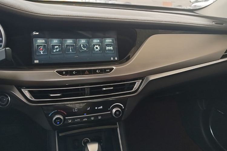 Used CHANGAN Eado 2018 High-Energy Edition 1.6L GDI Automatic Pioneer Model China V Standard Center Console