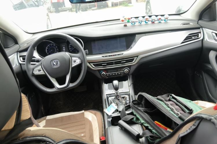Used CHANGAN Eado 2018 High-Energy Edition 1.6L GDI Automatic Pioneer Model China V Standard Center Console