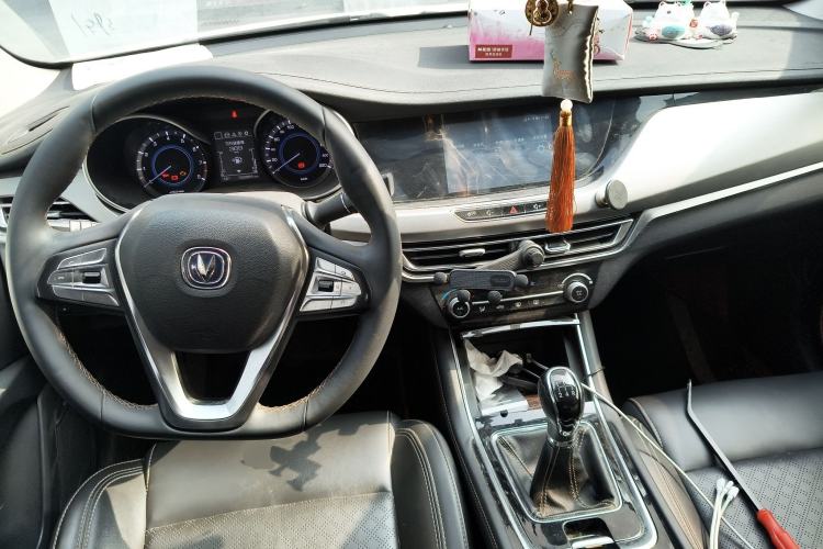 Used CHANGAN Eado 2018 1.6L GDI Manual Fashion Edition Center Console