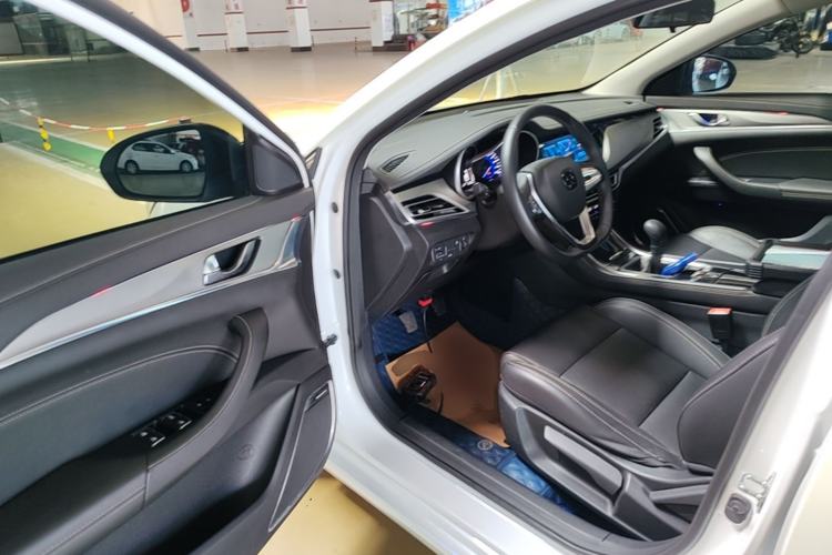 Used CHANGAN Eado 2018 High-Energy Edition 1.6L GDI Manual Pioneer Model China V Standard Driver Seat