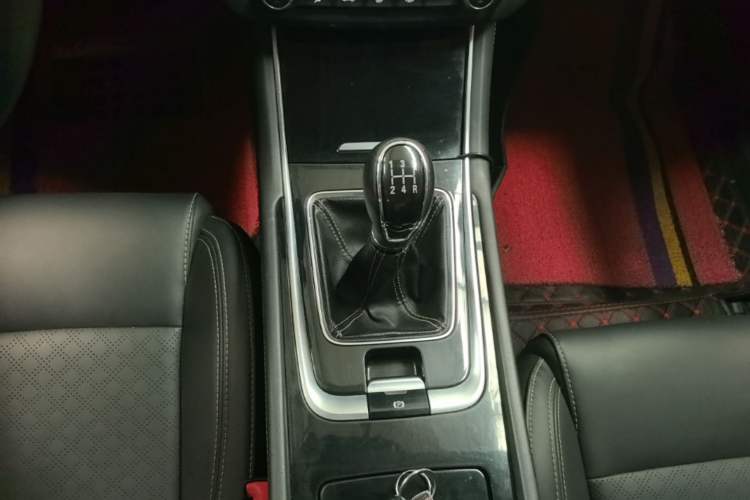 Used CHANGAN Eado 2018 1.6L GDI Manual Fashion Edition Gear Lever