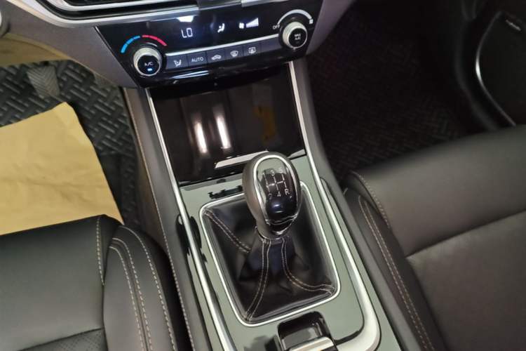 Used CHANGAN Eado 2018 High-Energy Edition 1.6L GDI Manual Pioneer Model China V Standard Gear Lever