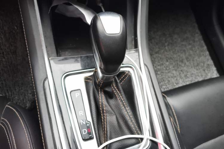 Used CHANGAN Eado 2018 1.6L GDI Automatic Fashion Edition Gear Lever