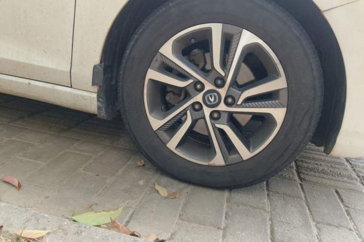 Used CHANGAN Eado 2018 1.6L GDI Automatic Fashion Edition Right Front Wheel Hub