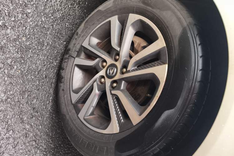 Used CHANGAN Eado 2018 1.6L GDI Automatic Fashion Edition Right Front Wheel Hub