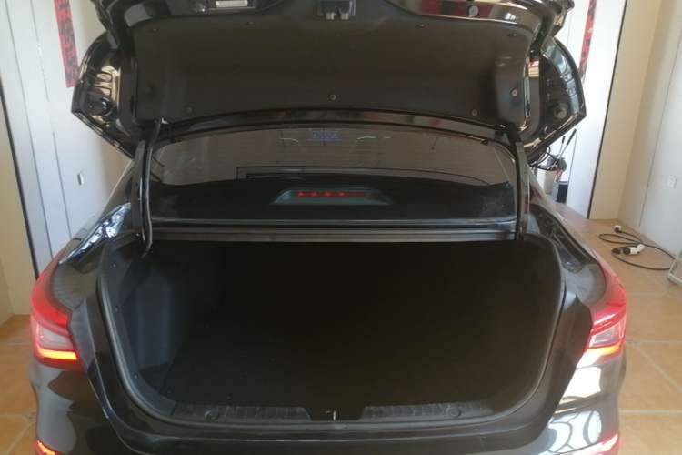 Used CHANGAN Eado 2019 Blue Whale Edition 280T GDI DCT High-Speed Model Trunk