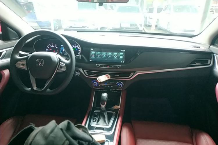 Used CHANGAN Eado 2019 Blue Whale Edition 280T GDI DCT High-Speed Model Center Console