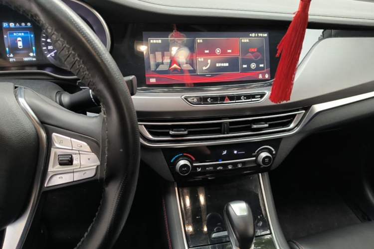 Used CHANGAN Eado 2019 Blue Whale Edition 280T GDI DCT High-Speed Model Center Console