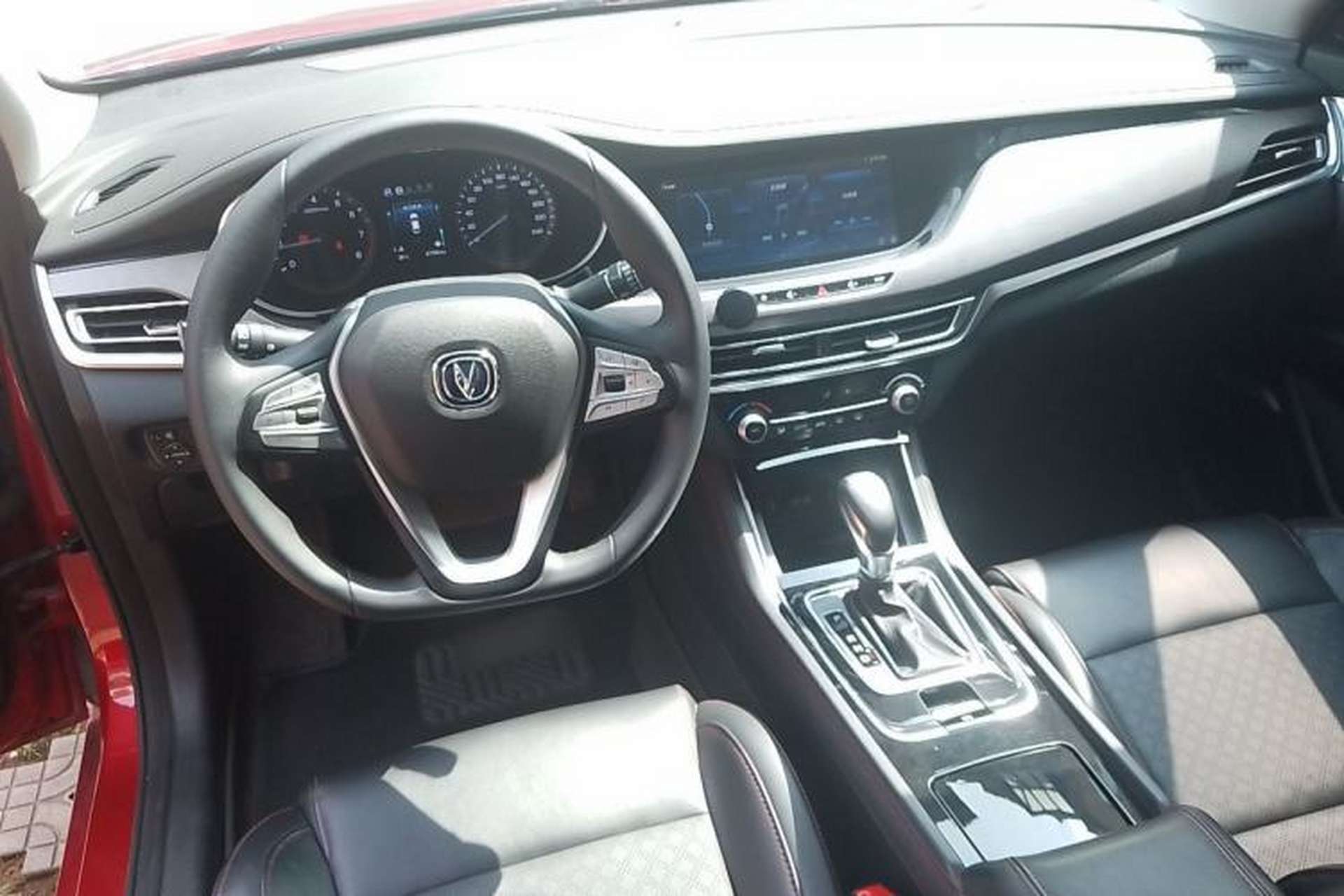 Used CHANGAN Eado 2019 Blue Whale Edition 280T GDI DCT High-Speed Model Center Console