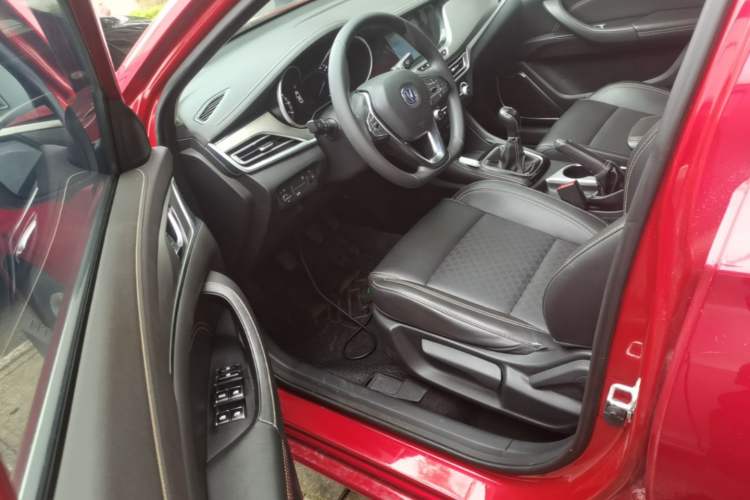 Used CHANGAN Eado 2019 1.6L GDI Manual Value Edition China VI Standard Driver Seat