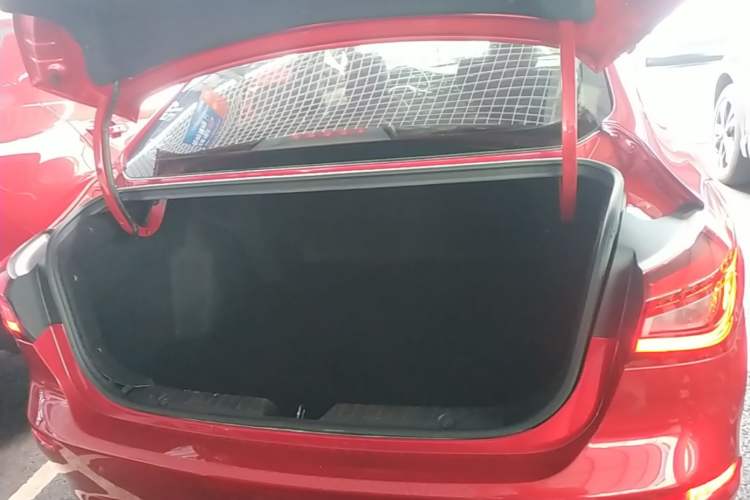 Used CHANGAN Eado 2019 Blue Whale Edition 280T GDI DCT High-Speed Model Trunk