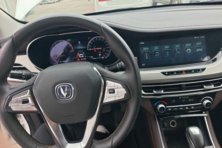 Used CHANGAN Eado 2019 High-Energy Edition 1.6L GDI Automatic Lingfeng Model China VI Standard Center Console