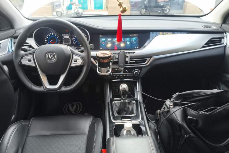 Used CHANGAN Eado 2019 High-Energy Edition 1.6L GDI Manual Pioneer Model China VI Standard Center Console
