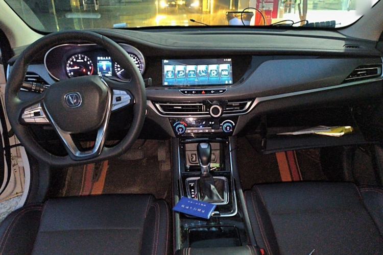 Used CHANGAN Eado 2019 Blue Whale Edition 280T GDI DCT High-Speed Model Center Console