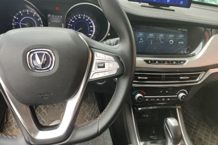 Used CHANGAN Eado 2019 High-Energy Edition 1.6L GDI Automatic Pioneer Model China VI Standard Center Console