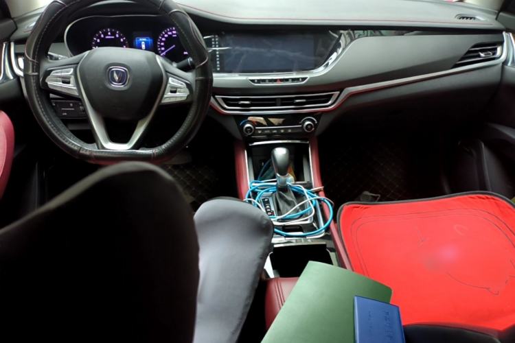 Used CHANGAN Eado 2019 Blue Whale Edition 280T GDI DCT High-Speed Model Center Console