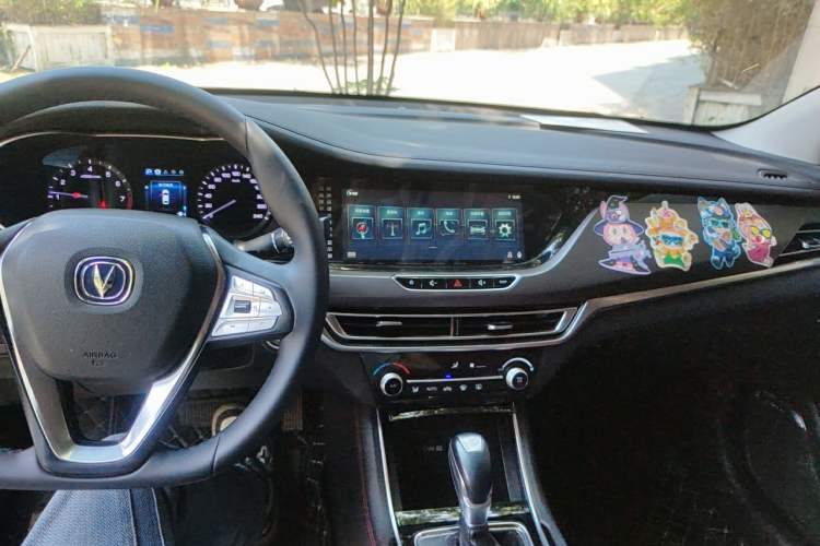 Used CHANGAN Eado 2019 Blue Whale Edition 280T GDI DCT High-Speed Model Center Console